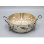 Jugendstil Silberschale mit Mispeln und Erdbeeren / An Art Nouveau silver bowl with medlars ...