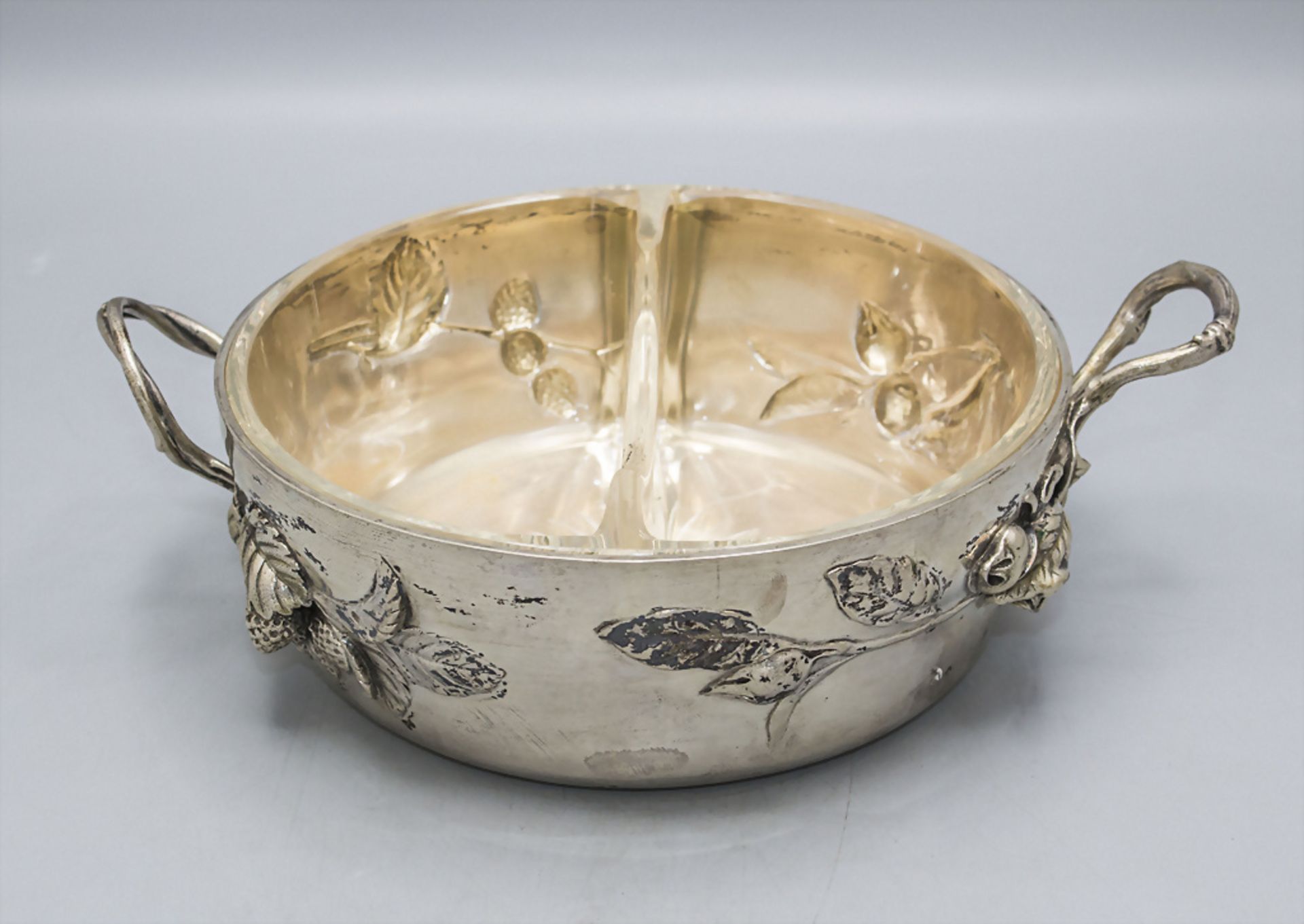 Jugendstil Silberschale mit Mispeln und Erdbeeren / An Art Nouveau silver bowl with medlars ...