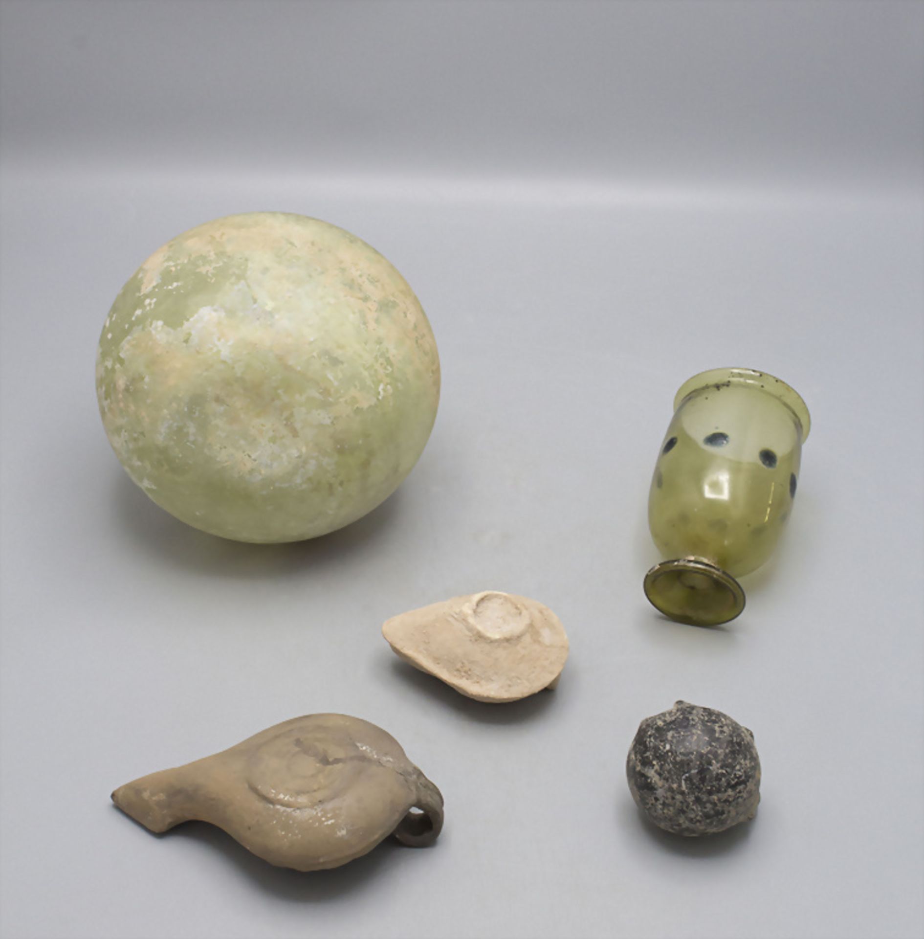 Konvolut von 5 römischen Artefakten / A collection of 5 Roman artefacts - Image 2 of 2