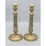 Paar Kerzenleuchter / A pair of brass candle holders, Frankreich, um 1780/90