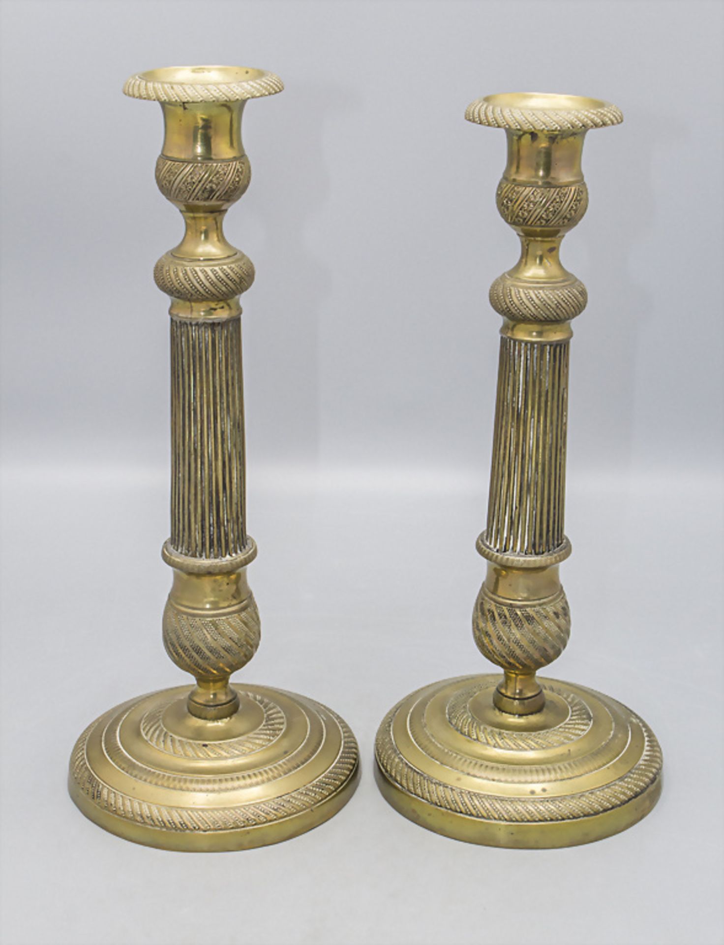 Paar Kerzenleuchter / A pair of brass candle holders, Frankreich, um 1780/90