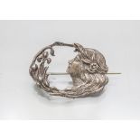 Jugendstil Brosche mit junger Frau und Lilie / An Art Nouveau brooch with a young woman and a ...