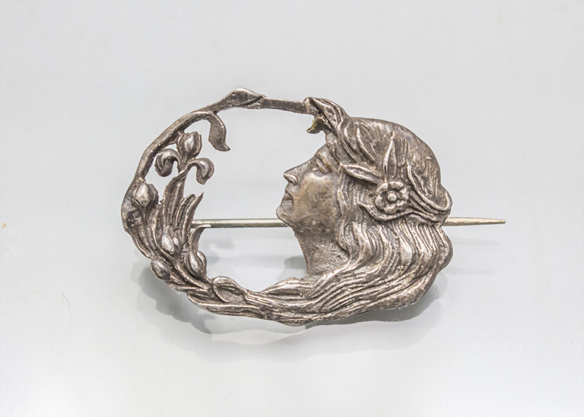 Jugendstil Brosche mit junger Frau und Lilie / An Art Nouveau brooch with a young woman and a ...