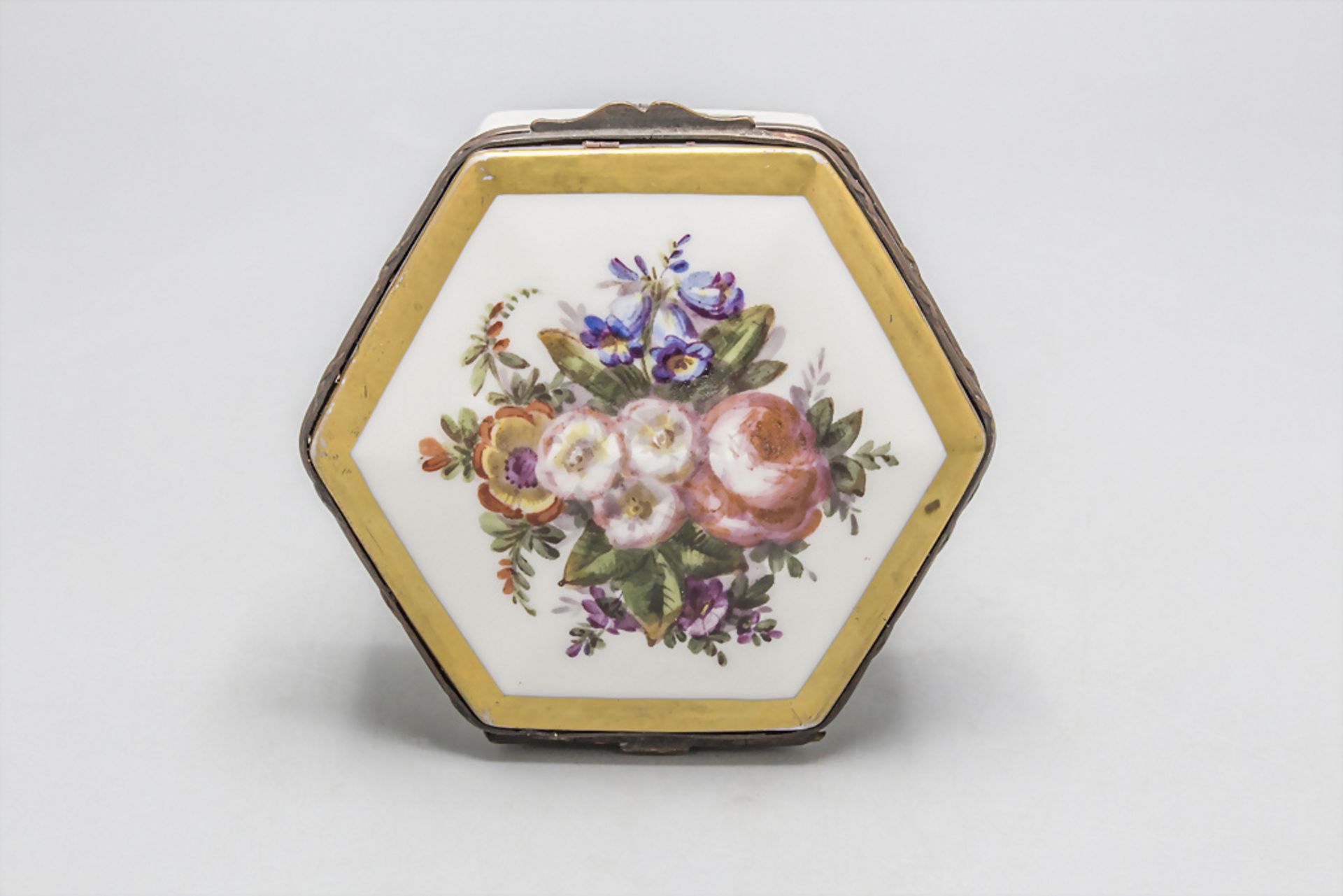 Deckeldose mit Blumenmalerei / A lidded porcelain box with flowers, Jacob Petit, Paris, 2. ... - Bild 6 aus 7
