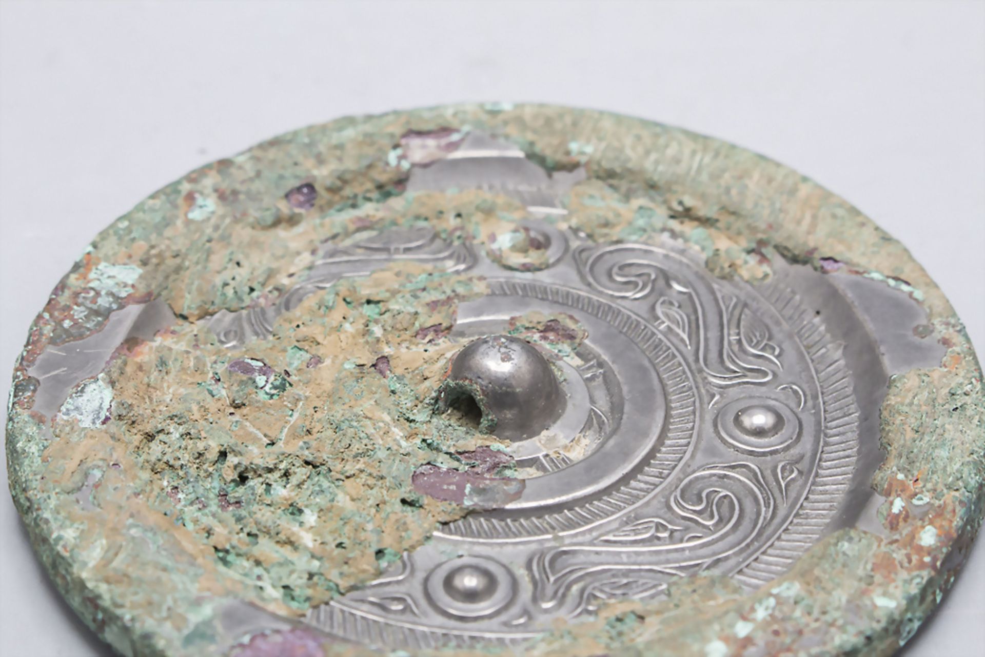 Spiegel / A bronze mirror, China, wohl Han-Dynastie (206 v.Chr.- 220 n.Chr.) - Bild 2 aus 3