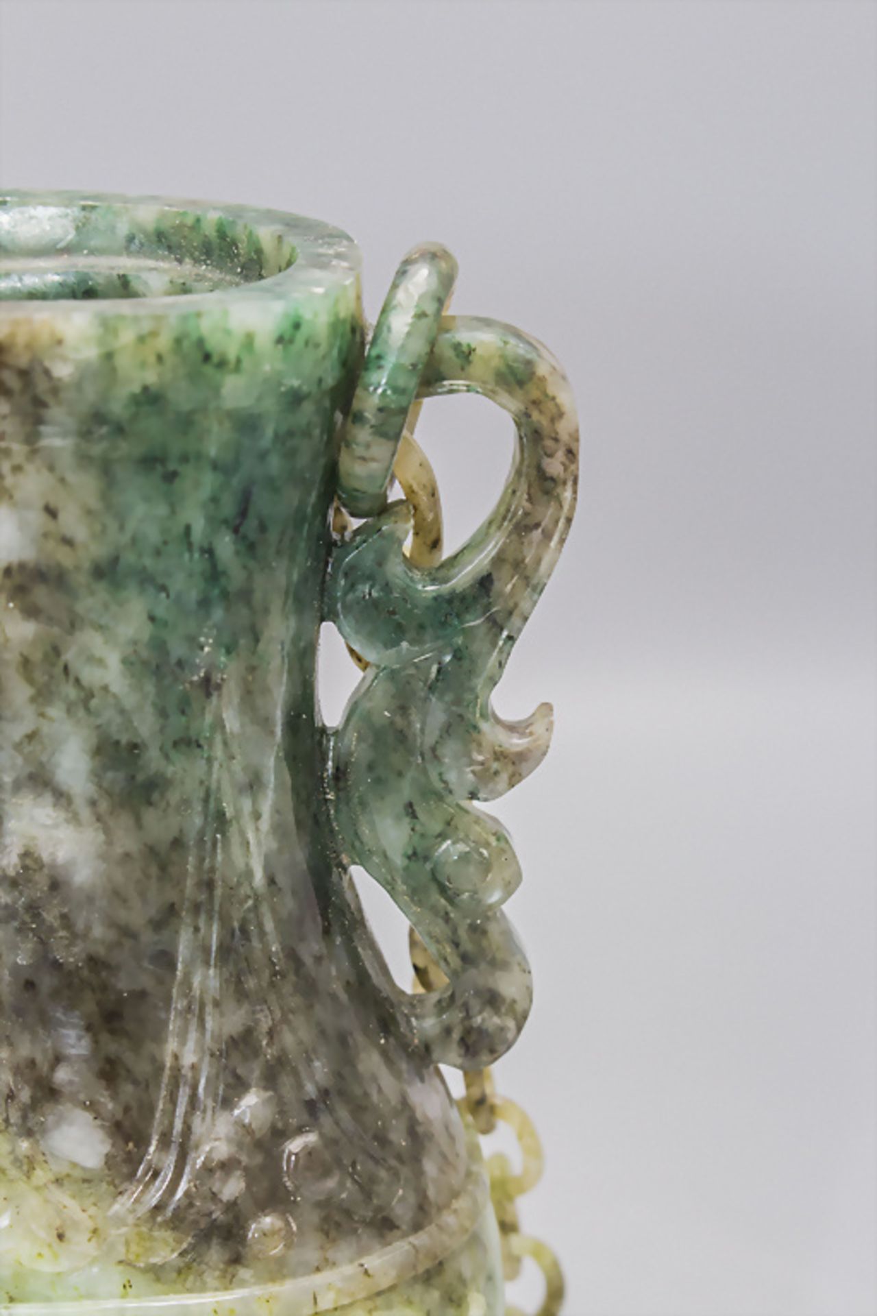 Feine Jade-Deckelvase an Hängekette / A fine jade lidded vase on a chain, China, um 1920 - Bild 6 aus 10