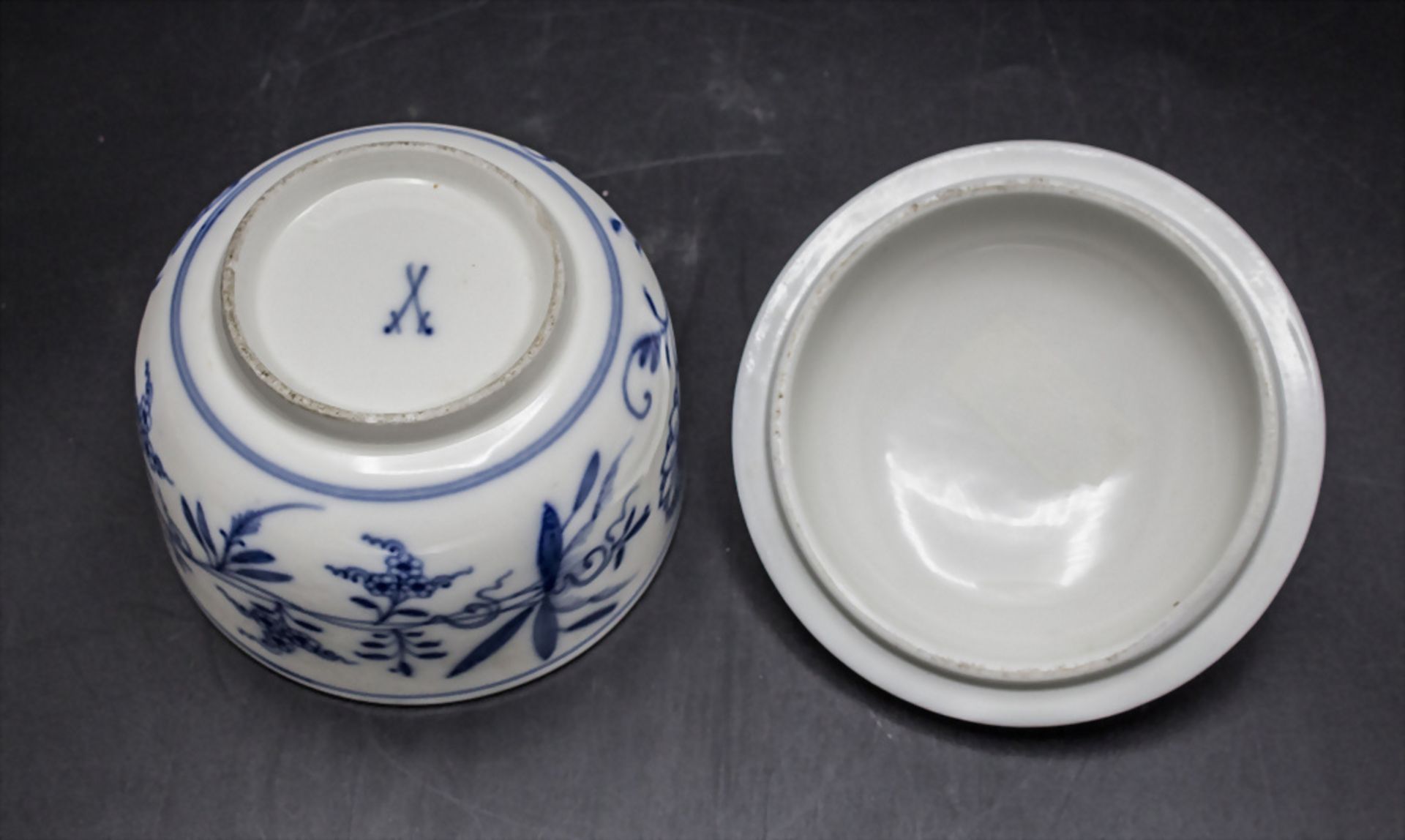 Zuckerdose mit Zwiebelmuster / A lidded sugar bowl with Onion pattern, Meissen, um 1860 - Image 5 of 5