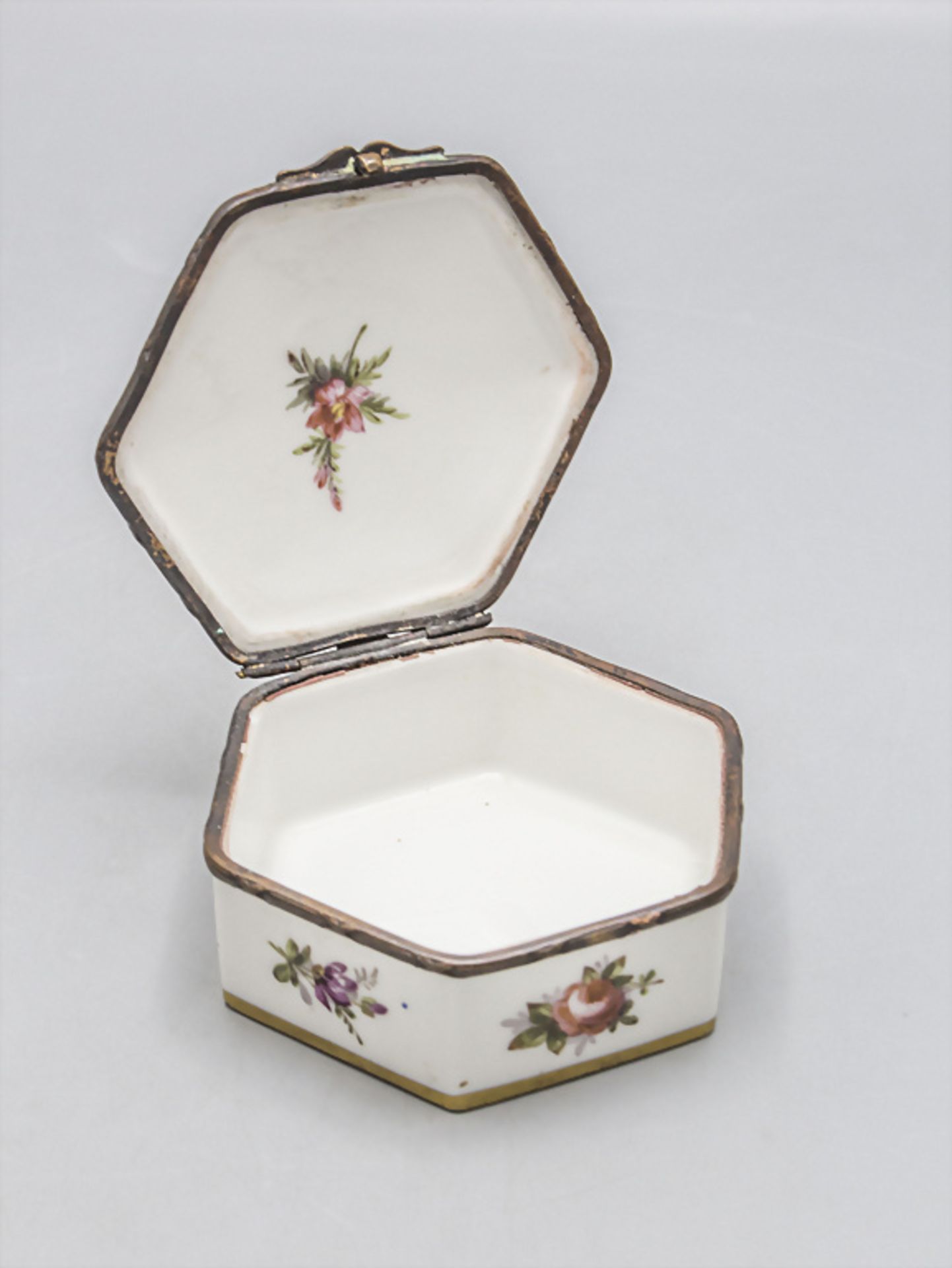 Deckeldose mit Blumenmalerei / A lidded porcelain box with flowers, Jacob Petit, Paris, 2. ... - Bild 2 aus 7