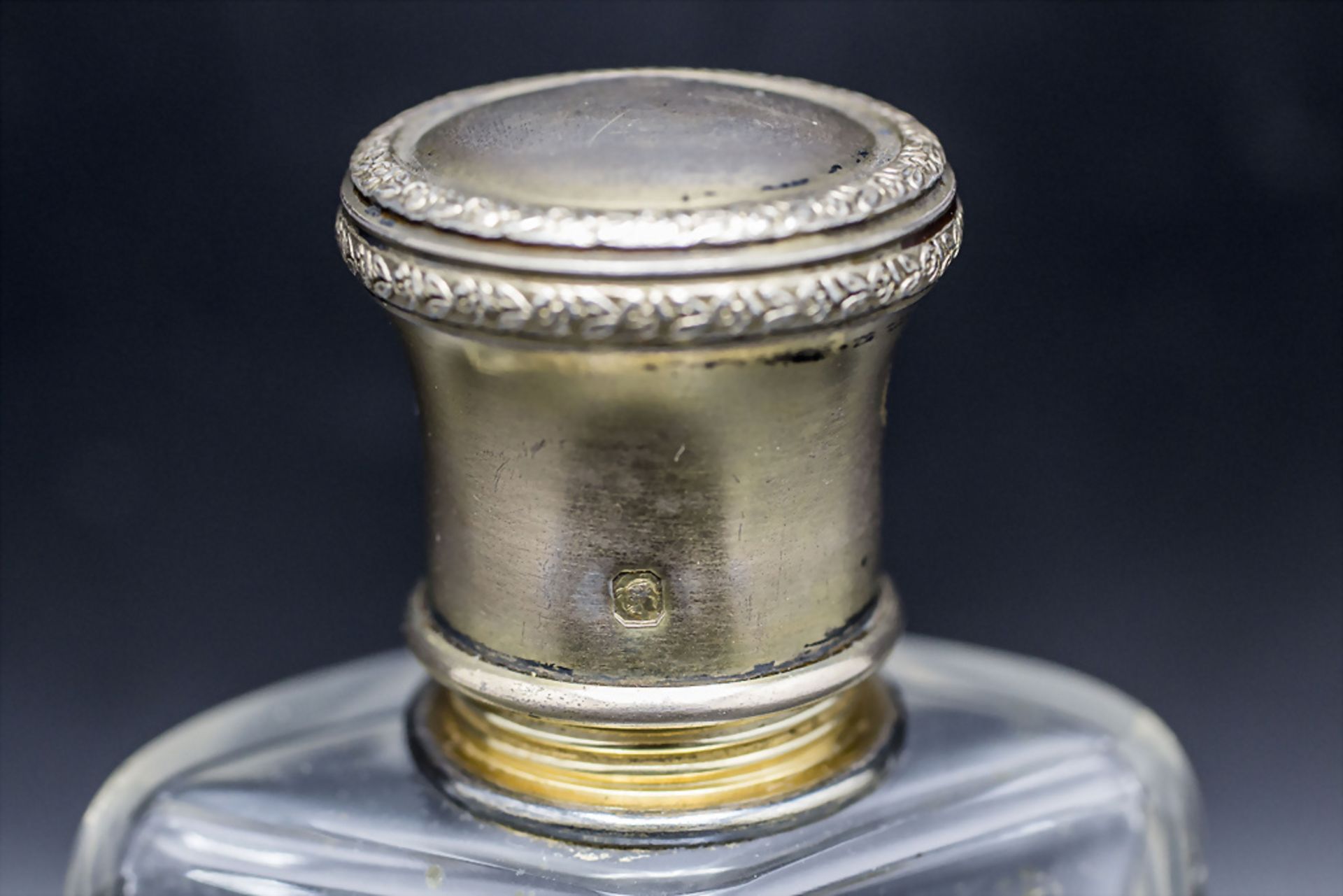 3 Parfümflakons im Lederetui / 3 perfume bottles with silver lid in a leather box, Victor ... - Bild 5 aus 6