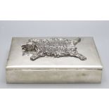 Zigarrenbox mit Bärenfell / A silver cigar box with bearskin, Budapest, um 1910