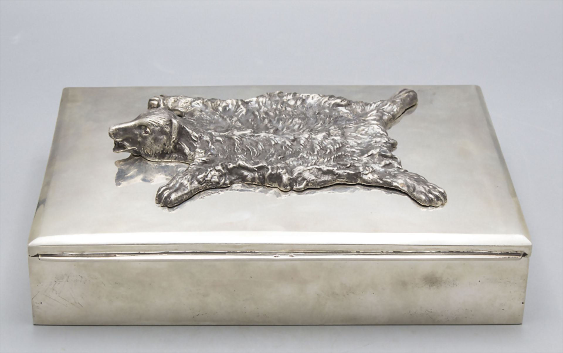 Zigarrenbox mit Bärenfell / A silver cigar box with bearskin, Budapest, um 1910