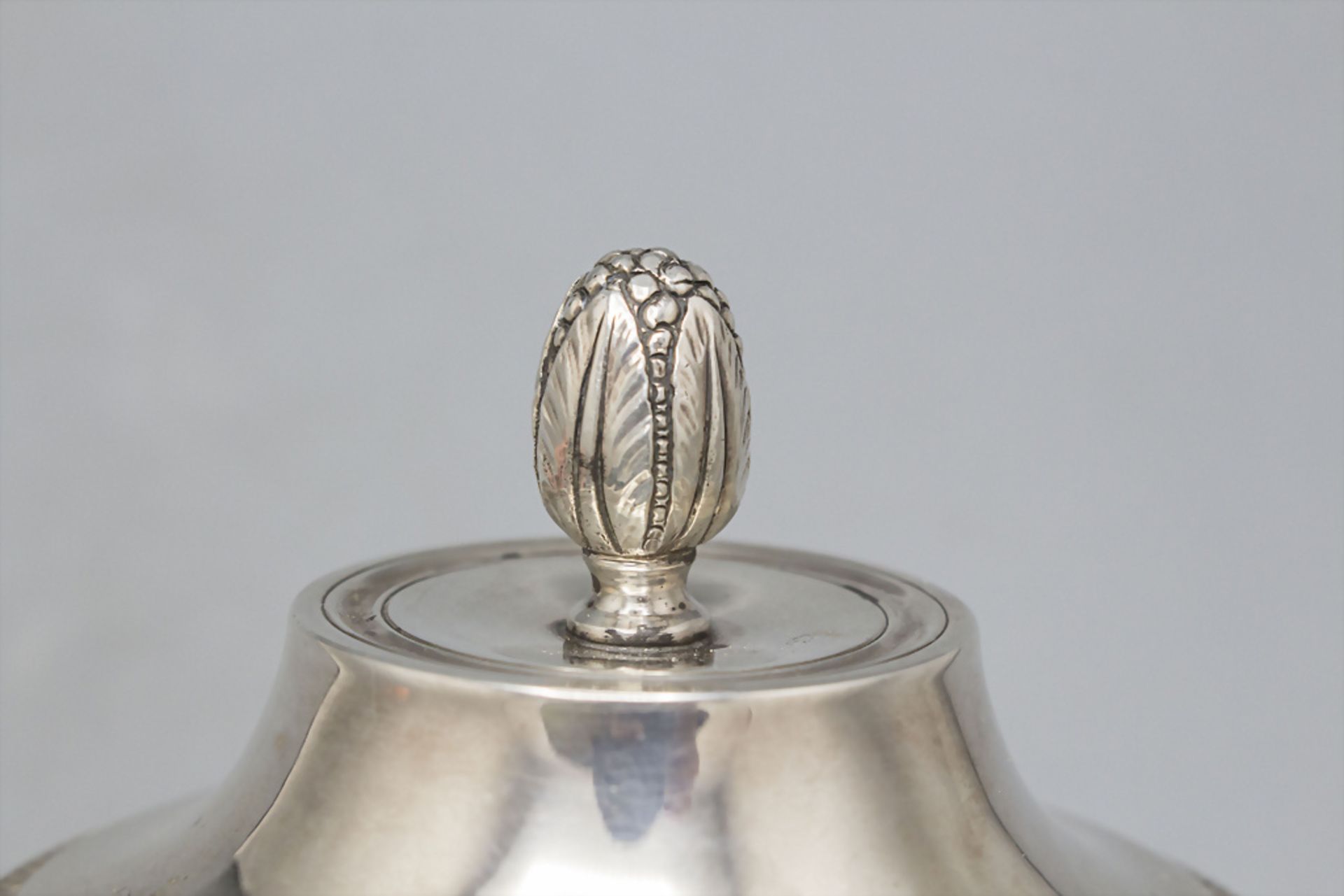 Deckelgefäß für heiße Milch / Laitière en argent massif / A silver lidded pot for hot milk ... - Image 4 of 8