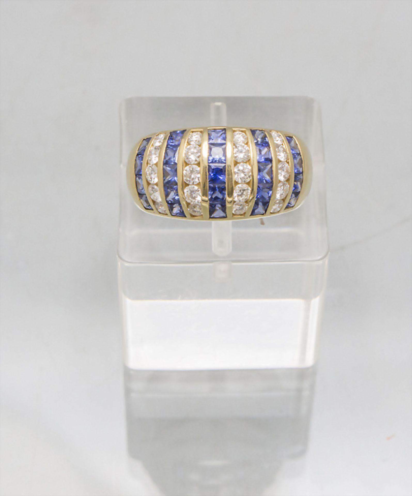 Damenring mit Diamanten und Saphiren / A ladies 18 ct gold ring with diamonds and sapphires