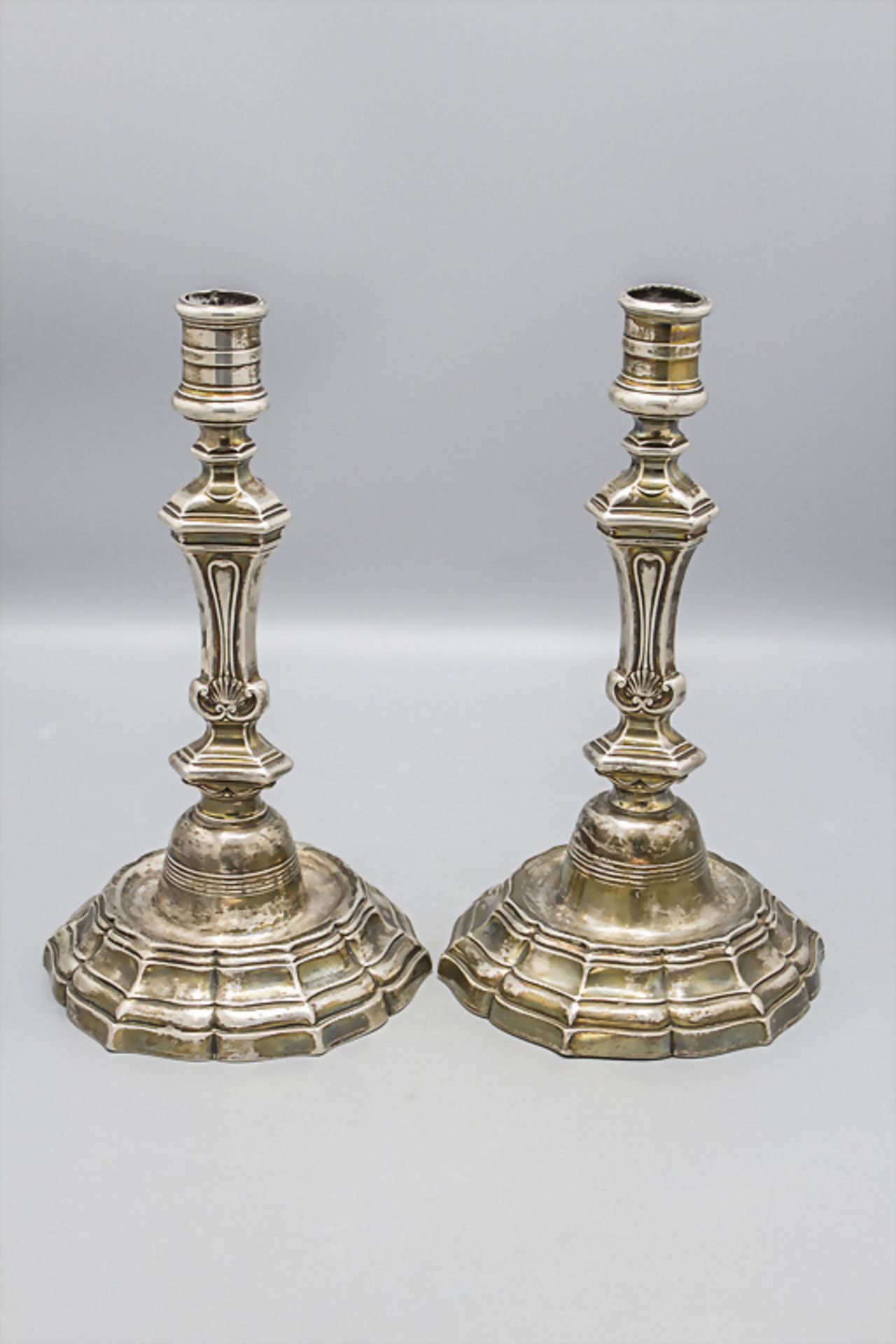 Paar Louis XV Kerzenleuchter / A pair of Louis XV silver candlesticks / Paire de Louis XV ...