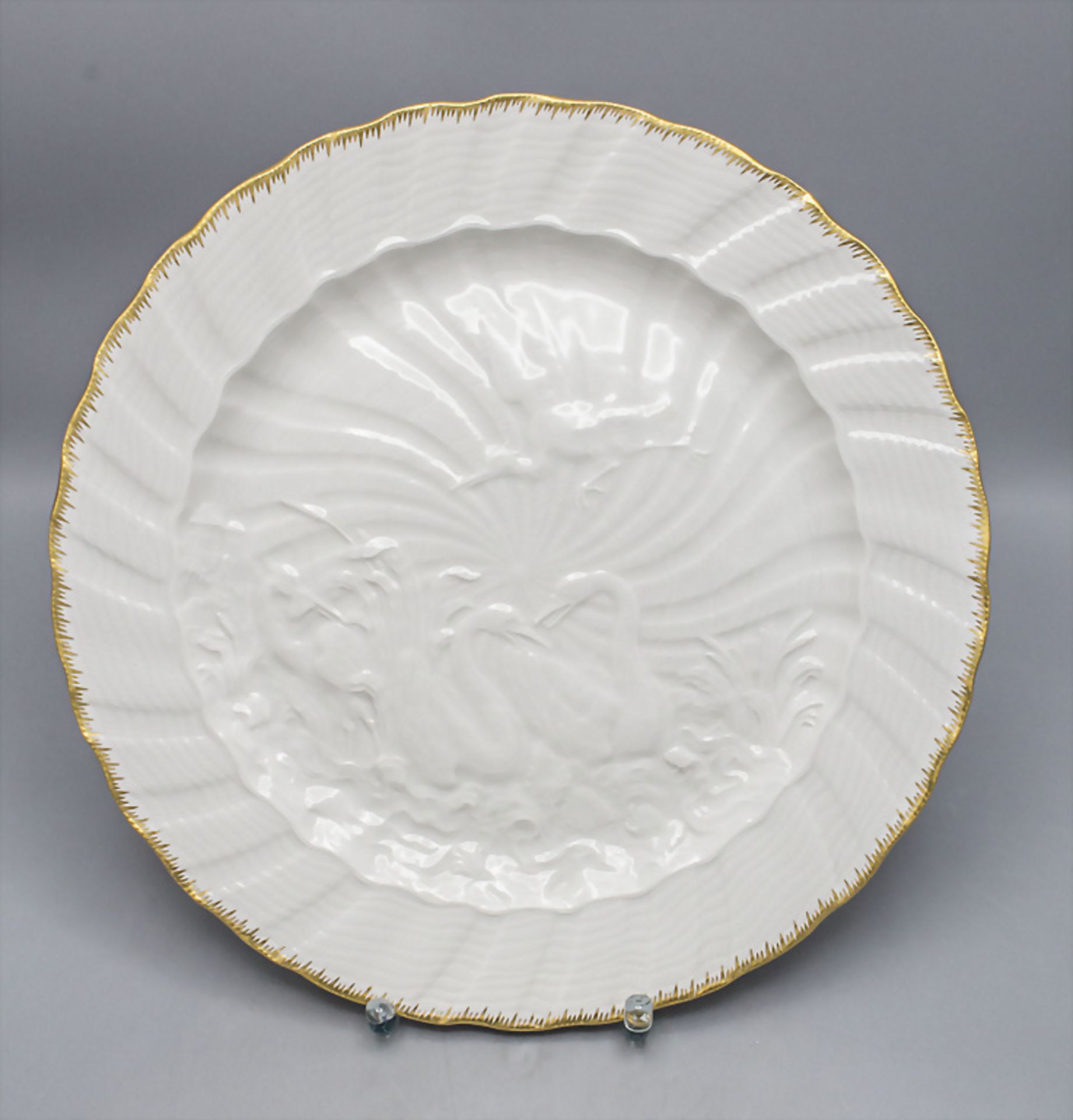 Großer Teller mit Schwanendekor / A large plate with swan decoration, Meissen, 1988