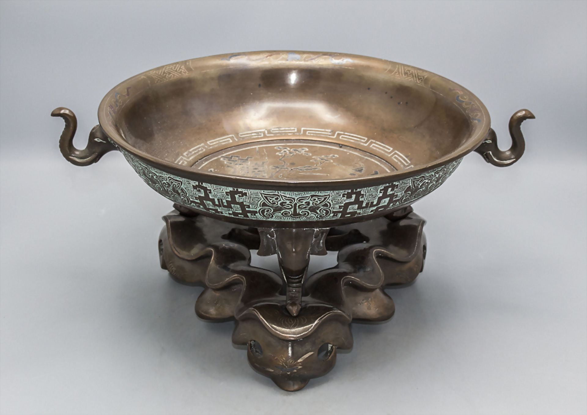 Große Zierschale / A large decorative bowl, China, Qing Dynastie (1644-1911), 18./19. Jh.