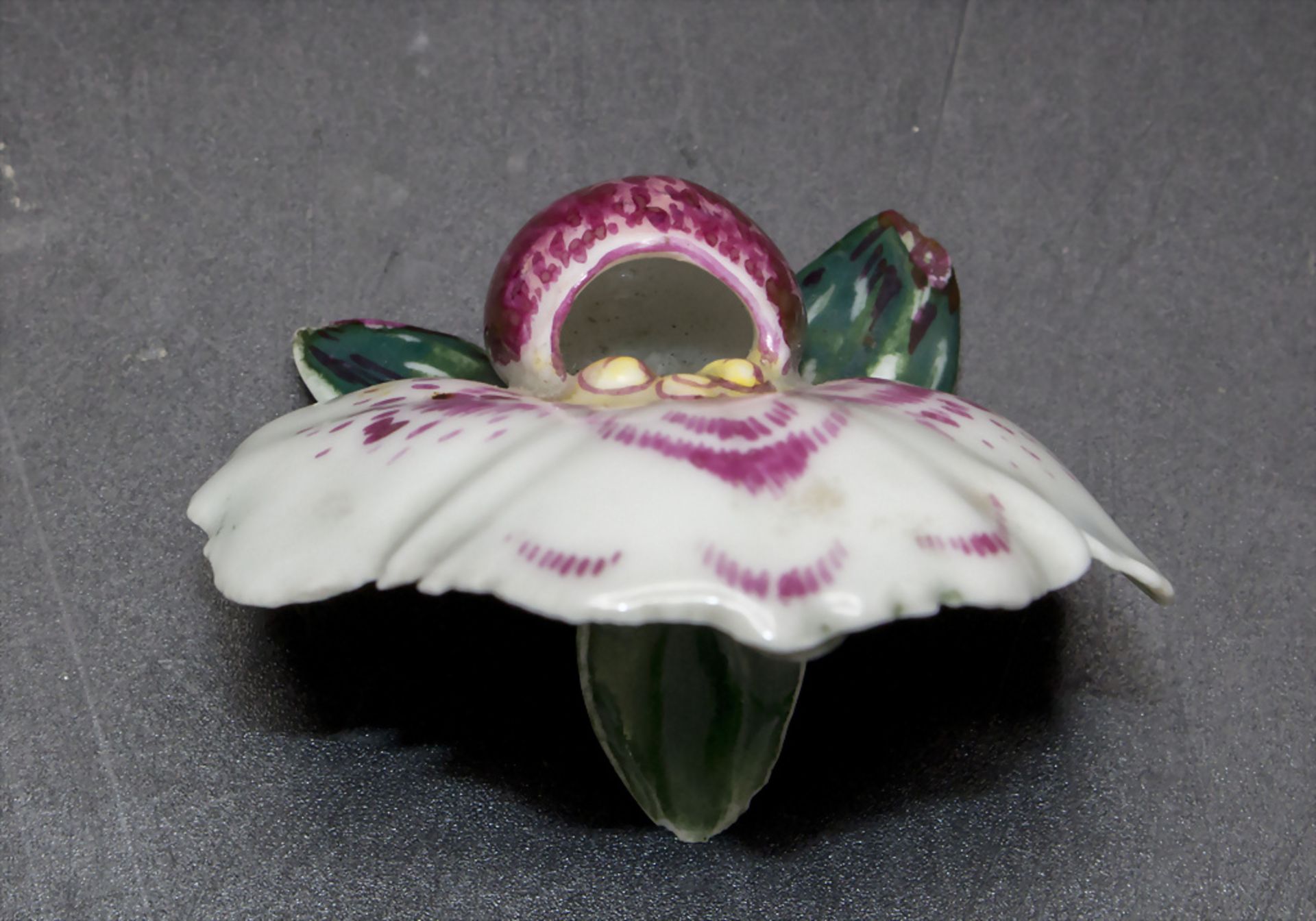 Tischblume 'Orchidee' / A decorative table flower 'orchid', deutsch, wohl Karl Ens, um 1920 - Bild 6 aus 6