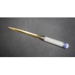 Brieföffner 'Zwiebelmuster' / A letter opener with onion pattern, Meissen, 2. Hälfte 20. Jh.