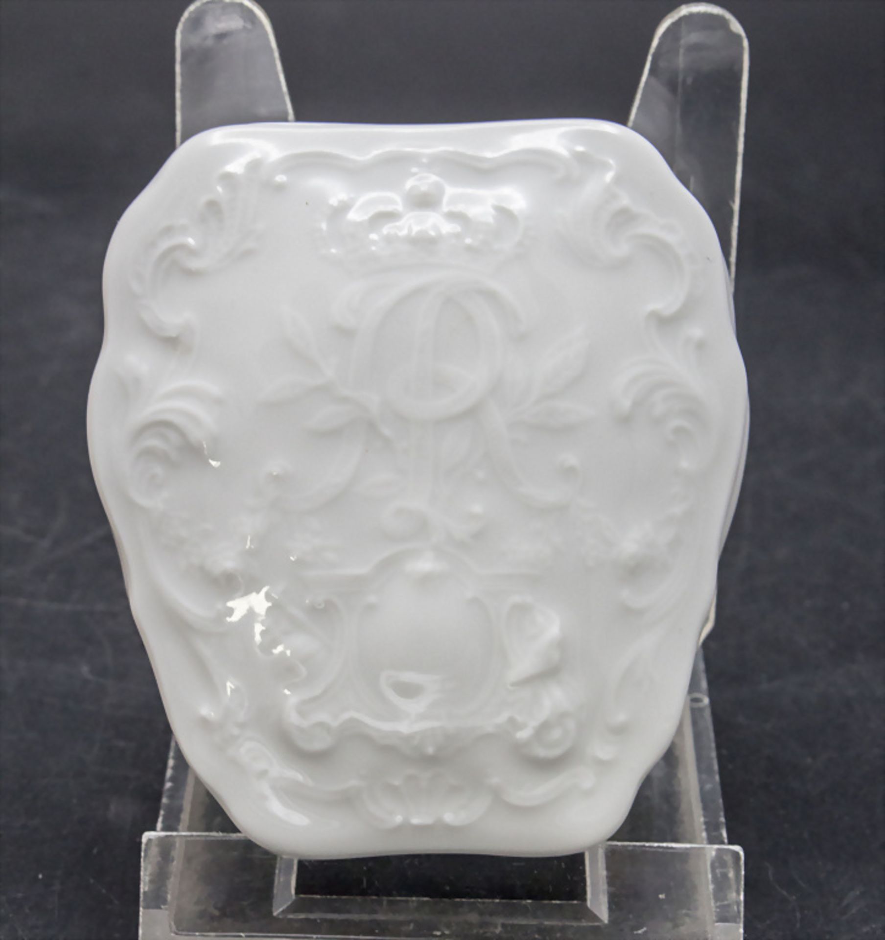 Deckeldose mit Monogramm Augustus Rex / A lidded trinket box with relief, Meissen, 2. Hälfte ...