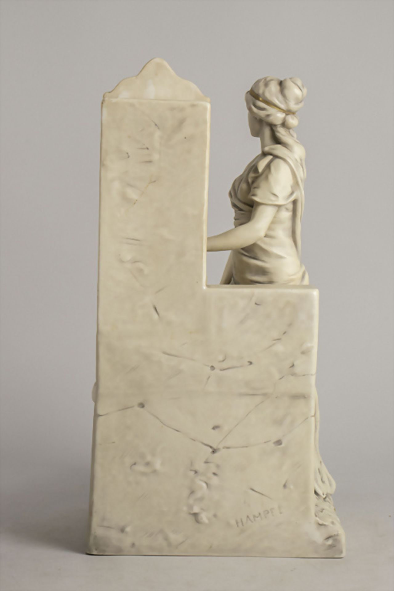 Jugendstil Porzellanskulptur 'Am Brunnen' / An Art Nouveau porcelain sculpture 'At the ... - Bild 5 aus 8