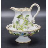 Kännchen und Konfektschälchen mit aufgelegten Blüten / A milk jug and small footed bowl with ...