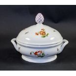 Kleine Deckelterrine mit Blumenmalerei / A small lidded tureen with flowers, 1. Preis, ...
