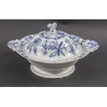 Zwiebelmuster Deckelterrine / An onion pattern lidded tureen, Meissen, Mitte 19. Jh.