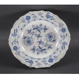 Große runde Platte / Servierteller mit Zwiebelmuster / A large rounbd serving plate with onion ...