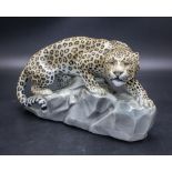 Porzellanfigur 'Pirschender Leopard' / A porcelain figur 'A stalking leopard', Friedrich ...