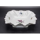 Schale mit Wellenrand / A bowl with flowers, Nymphenburg, 20. Jh.