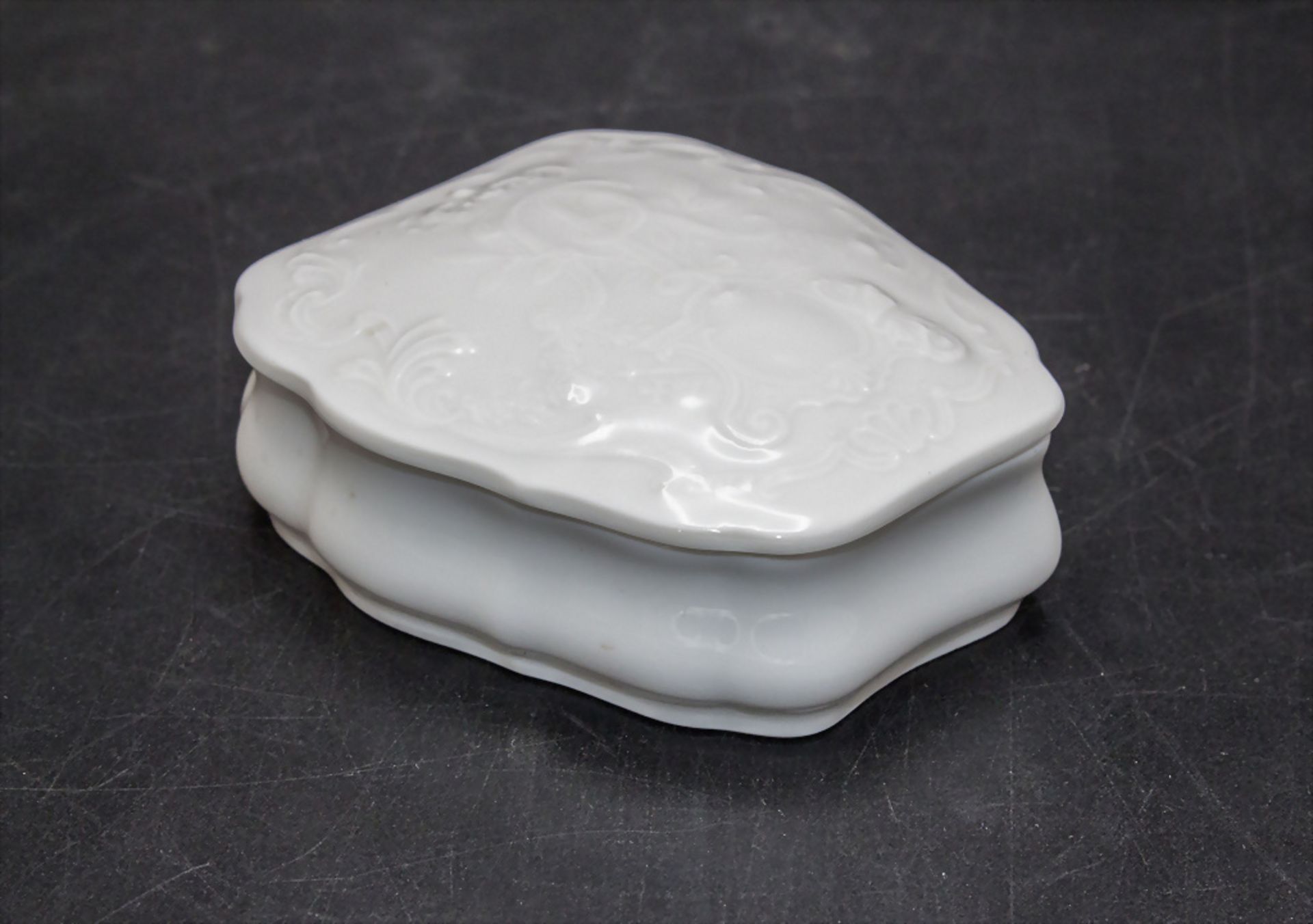 Deckeldose mit Monogramm Augustus Rex / A lidded trinket box with relief, Meissen, 2. Hälfte ... - Bild 2 aus 5