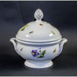 Deckelterrine mit Blumenmalerei / A lidded tureen with flowers, 1. Preis, Nymphenburg, um 1940