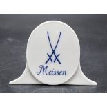 Manufaktur-Aufsteller / Porzellan Werbeschild / An advertising porcelain display, Meissen, 2. ...