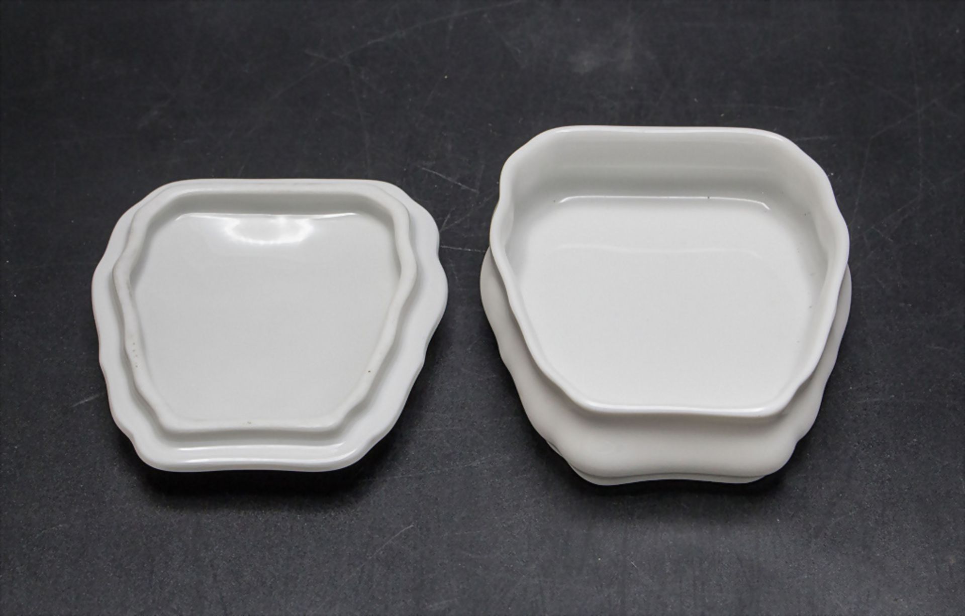 Deckeldose mit Monogramm Augustus Rex / A lidded trinket box with relief, Meissen, 2. Hälfte ... - Bild 3 aus 5