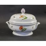 Große Deckelterrine mit Blumenmalerei / A large covered tureen with flowers, Ehrenpreis, ...