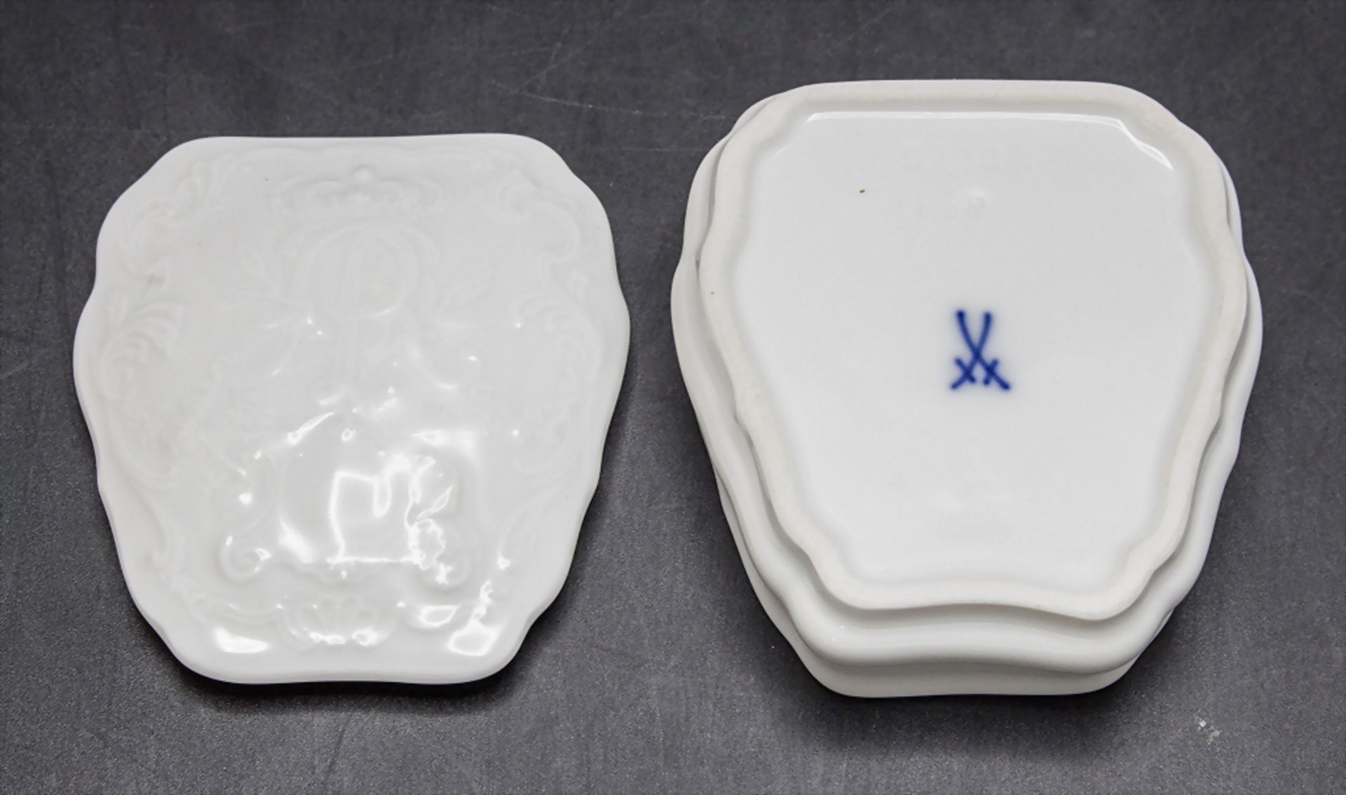 Deckeldose mit Monogramm Augustus Rex / A lidded trinket box with relief, Meissen, 2. Hälfte ... - Bild 5 aus 5