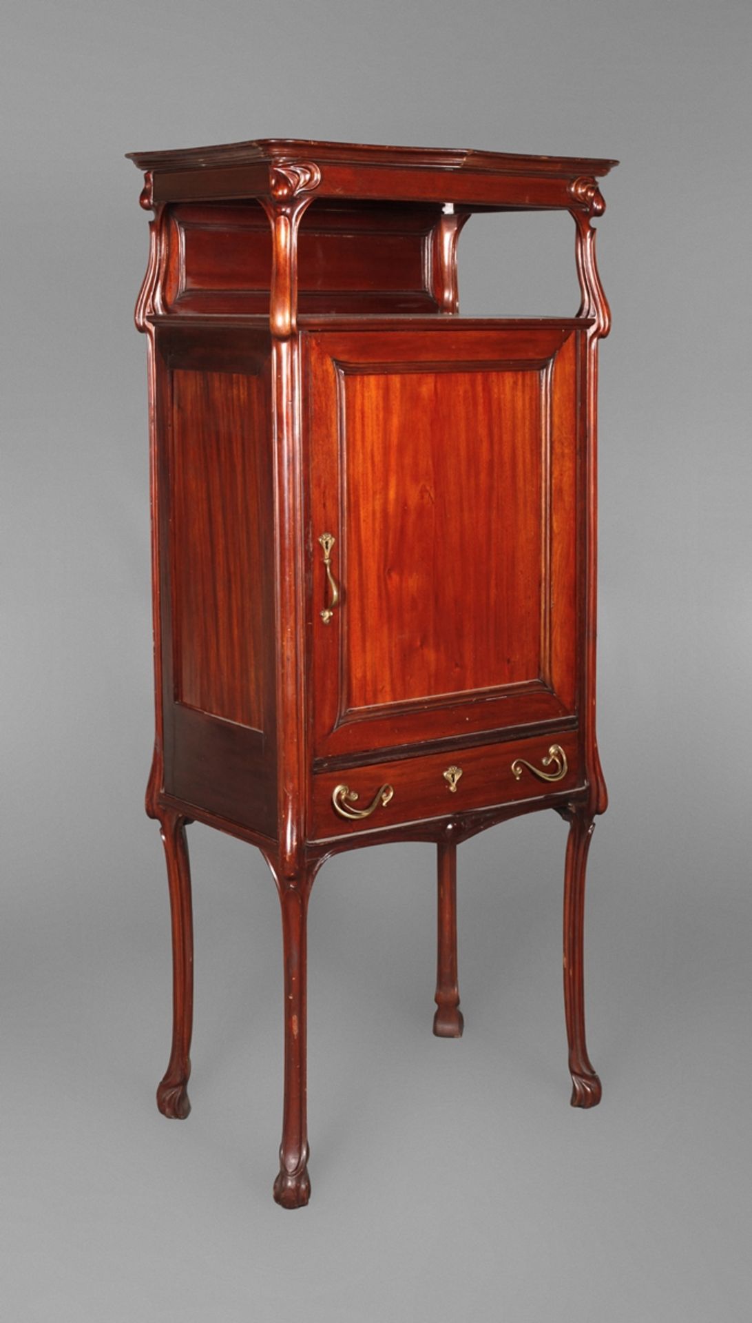 Fine salon cabinet