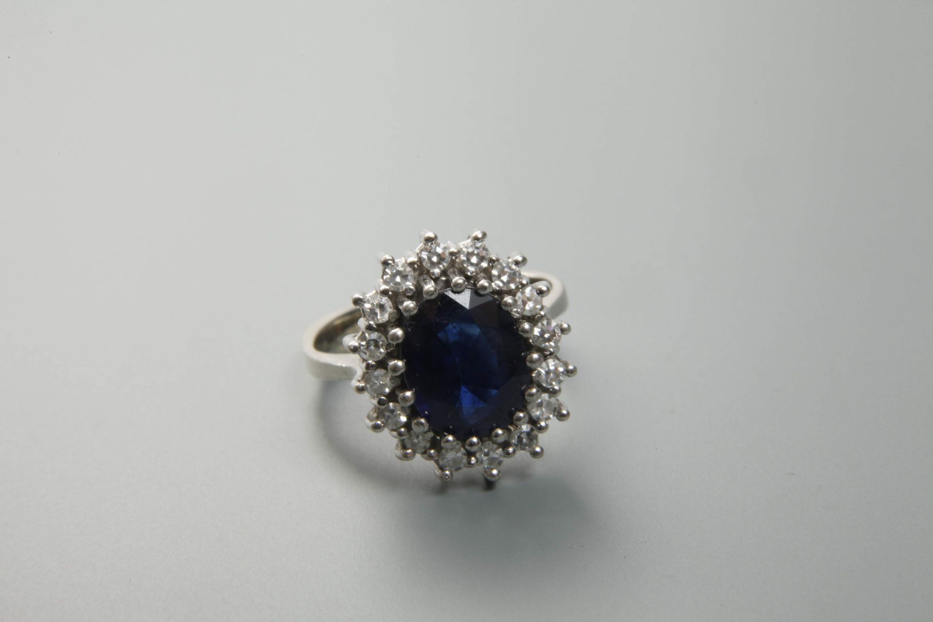 Lady's ring with sapphire and diamonds - Image 2 of 3