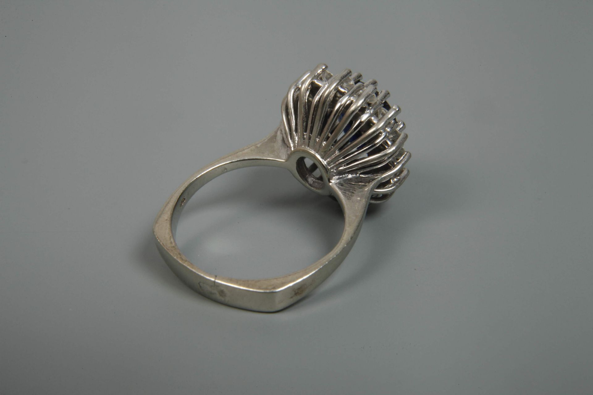 Lady's ring with sapphire and diamonds - Image 3 of 3