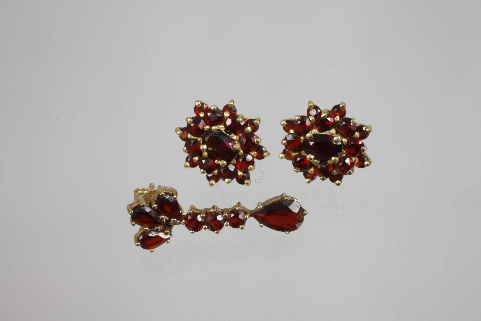 A collection of garnet jewellery - Image 2 of 3