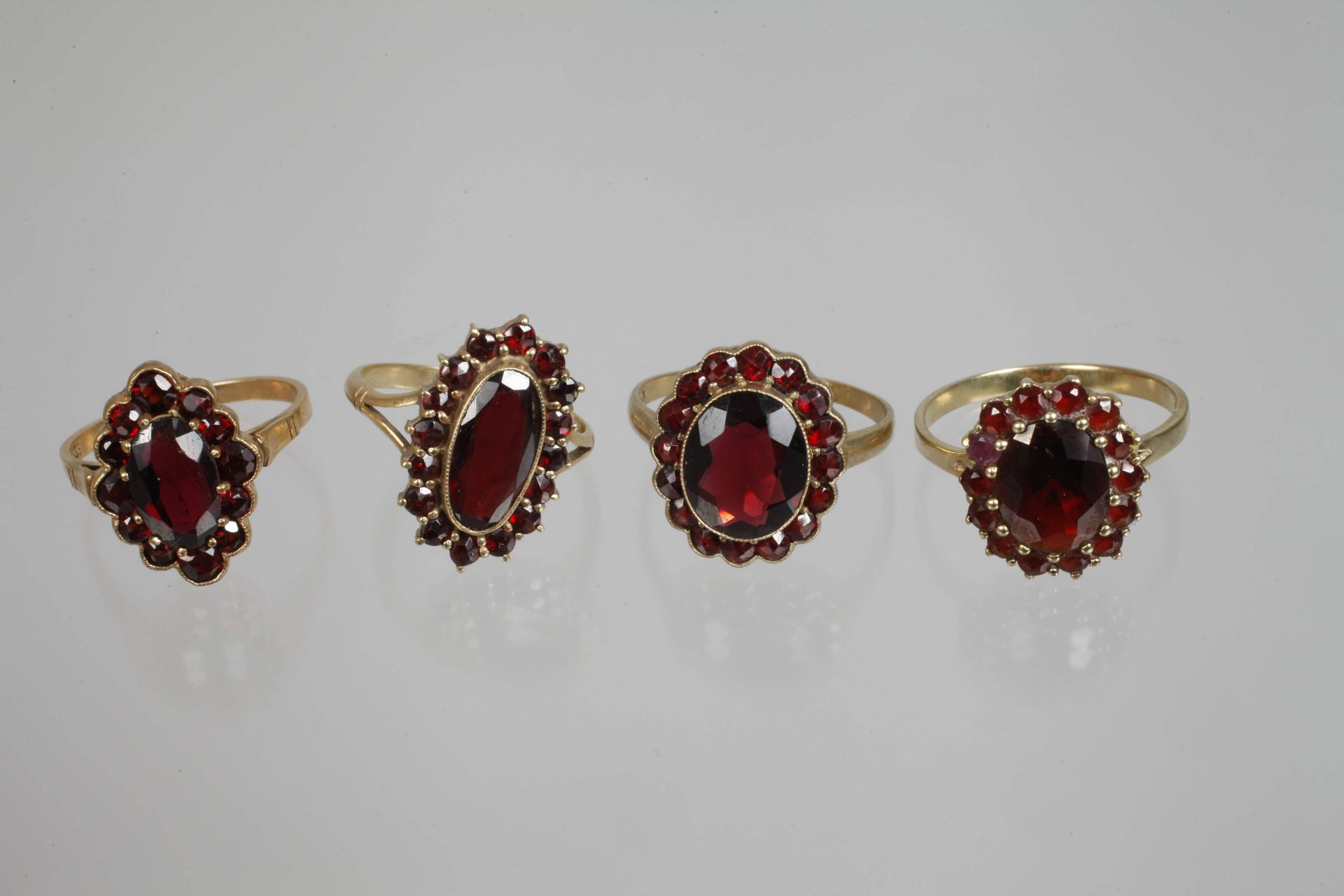 A collection of garnet jewellery - Image 3 of 3