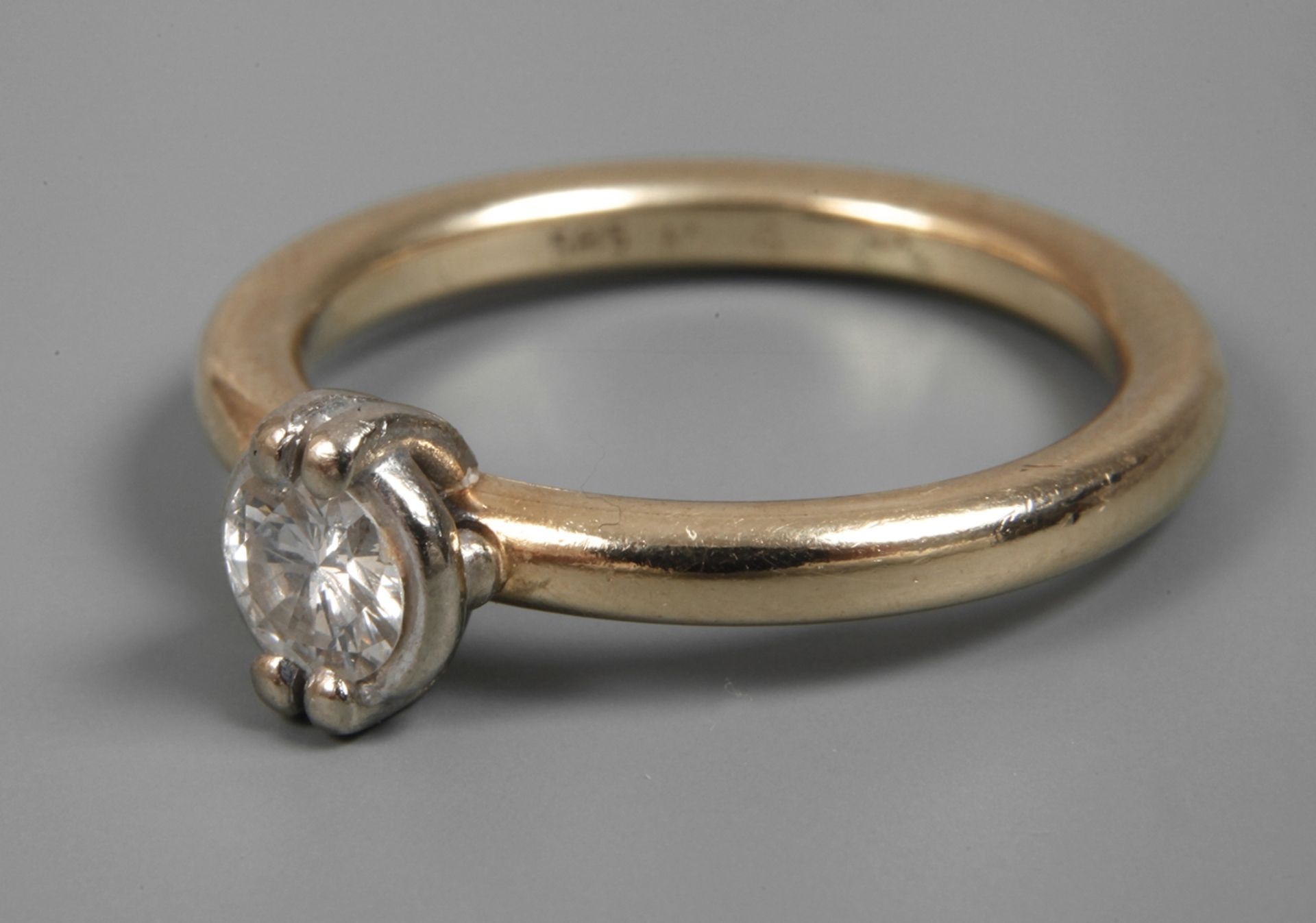 Lady's ring with brilliant-cut diamond 