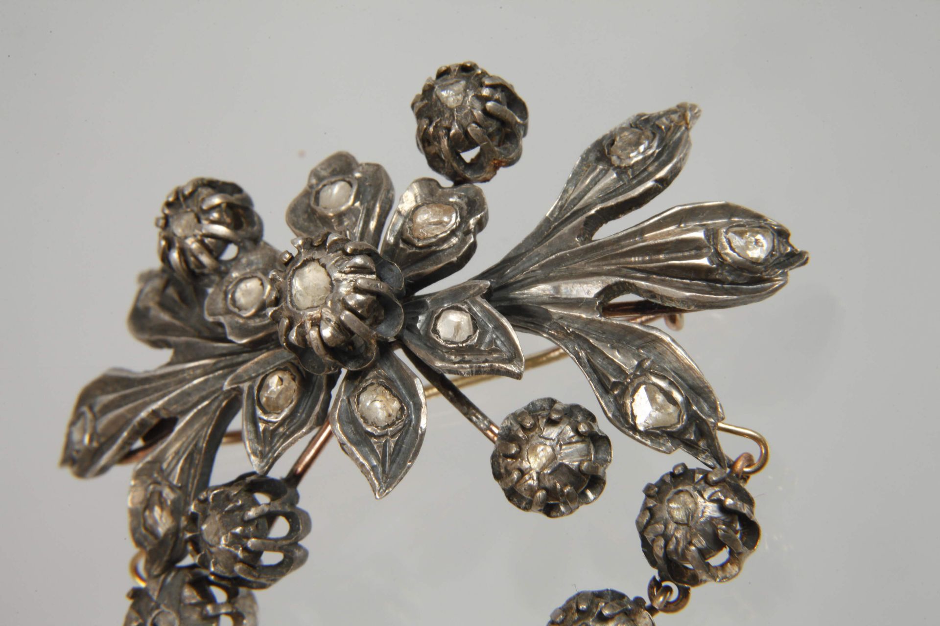 Brooch with diamond roses - Image 2 of 3