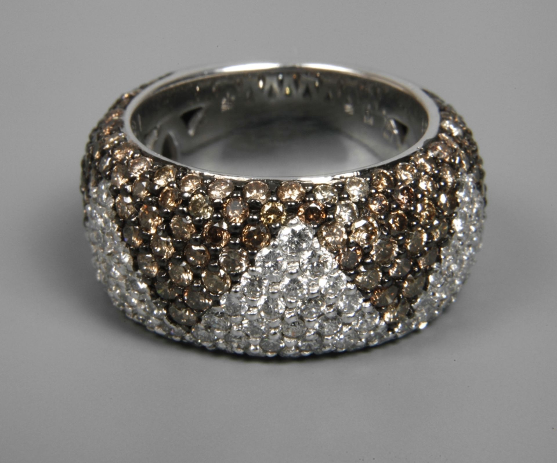 Lady's ring set with brilliant-cut diamonds