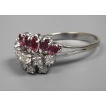 Lady's ring with rubies and brilliant-cut diamonds