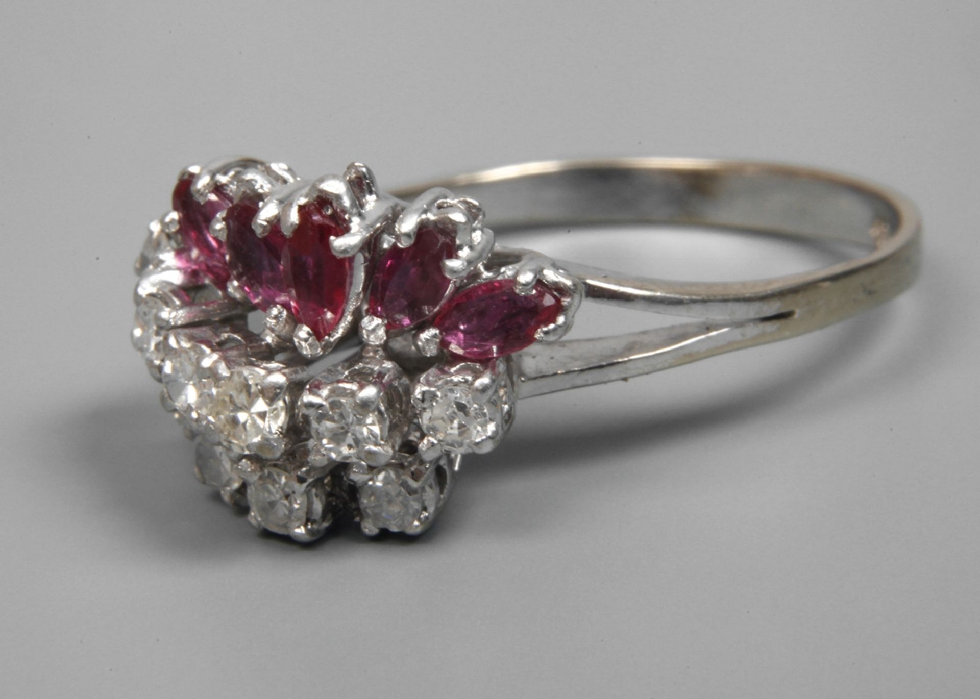 Lady's ring with rubies and brilliant-cut diamonds