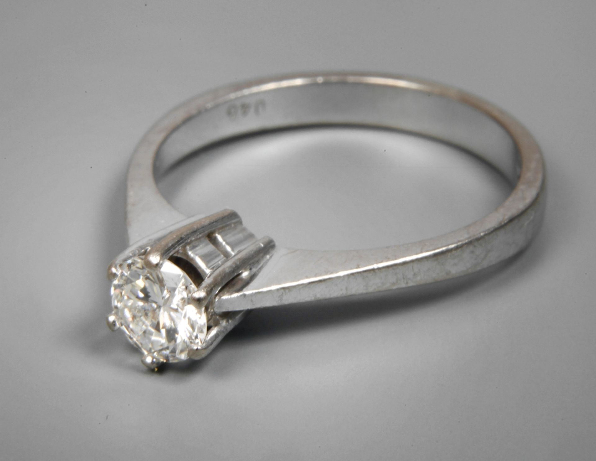 Lady's ring with brilliant-cut diamond
