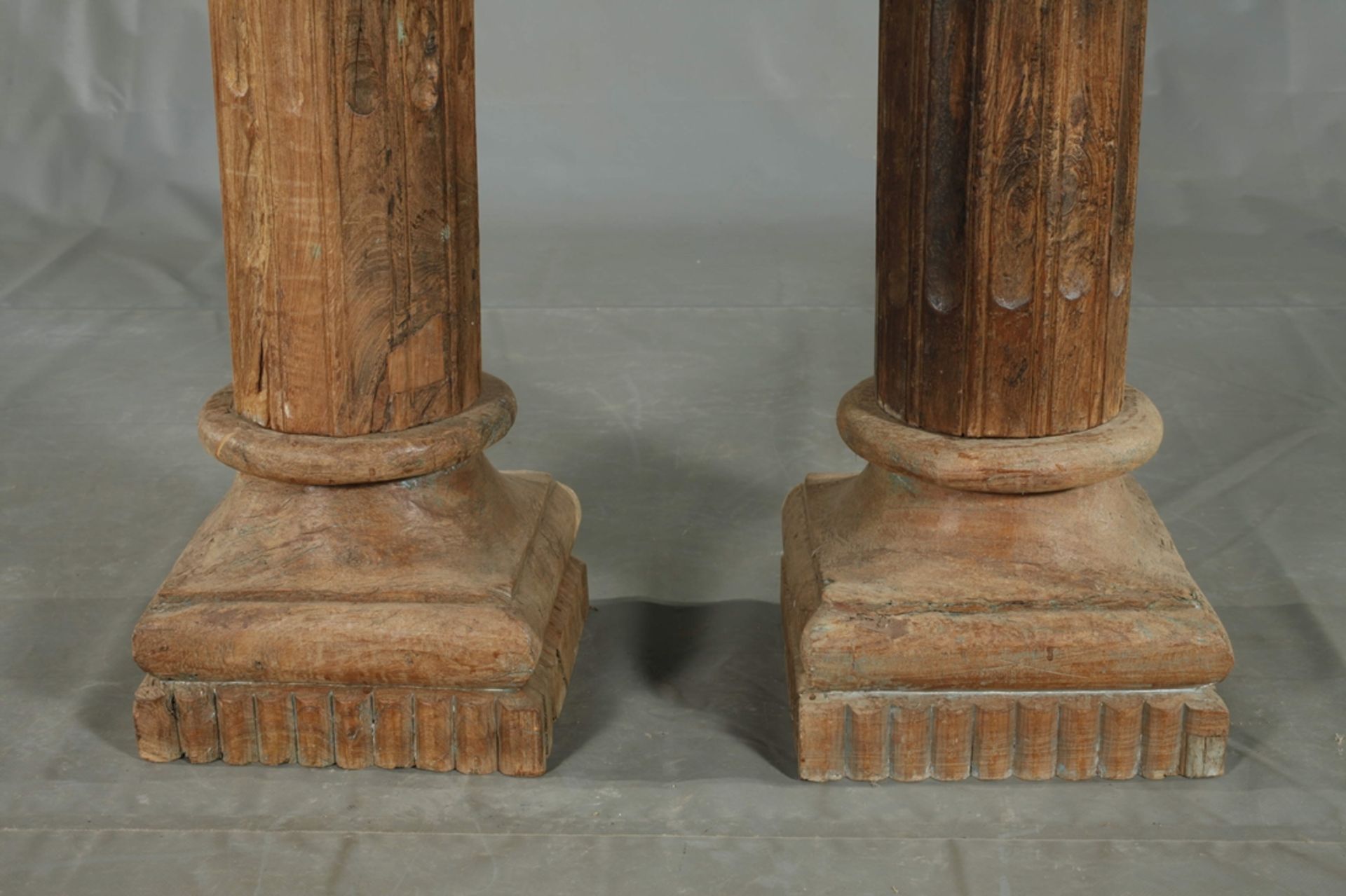 Pair of wooden columns  - Image 3 of 5
