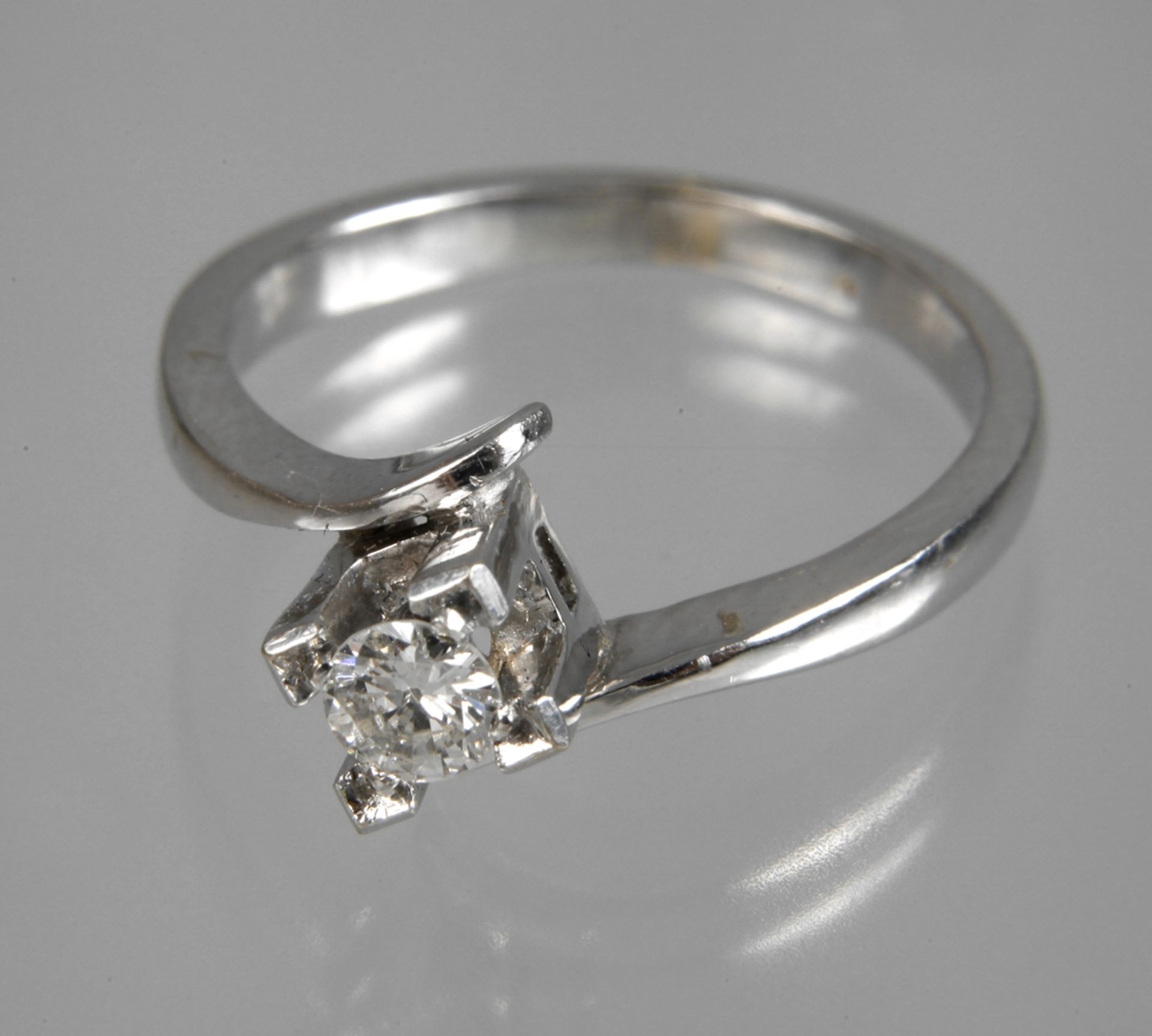 Lady's ring with brilliant-cut diamond