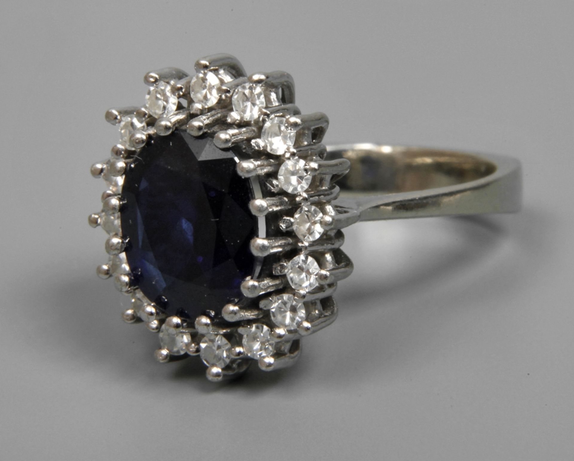 Lady's ring with sapphire and diamonds